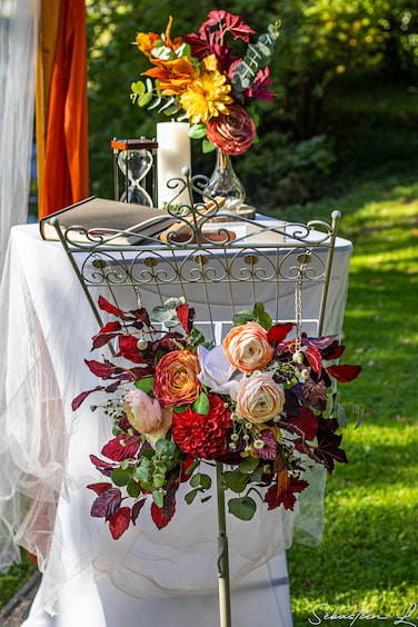 Costume de marié avec rose en boutonnière